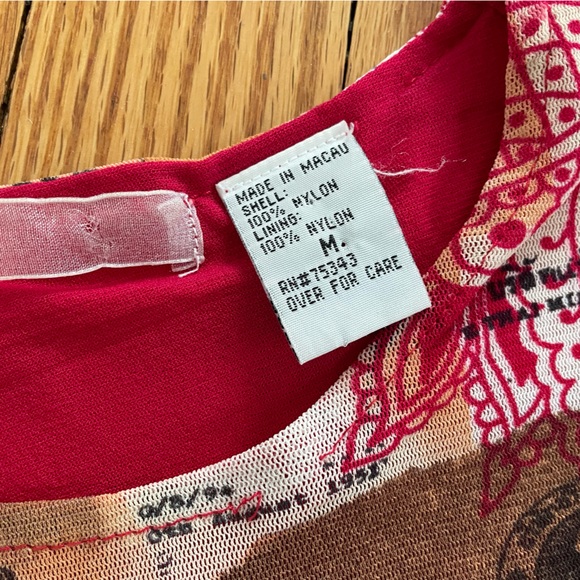 Lovely designer t shirt from Macau- nouveau art - red nylon liner with overlay - Picture 3 of 6